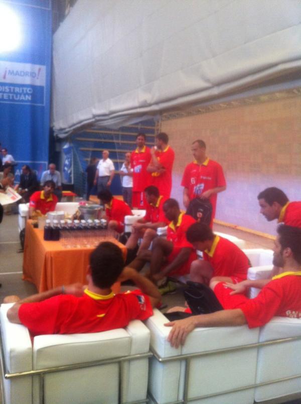 FoodandMambo's tweet photo. Foto shooting equipo olimpico baloncesto. #feb #olimpiadas2012 http://t.co/NcceF9tn