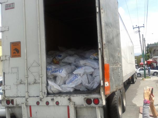 waldo_noticias's tweet photo. Este trailer esta detenido por eststales y municipales con presuntas despensas de Graco Rqmirez dicen elementos http://t.co/NA9DZmVs