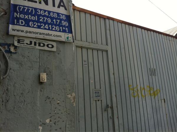reportero_moran's tweet photo. En la calle ejido 111 d col. Satélite se encuentra bodega donde se almacenan toneladas d despensa #Cuernavaca http://t.co/jalpgCkC