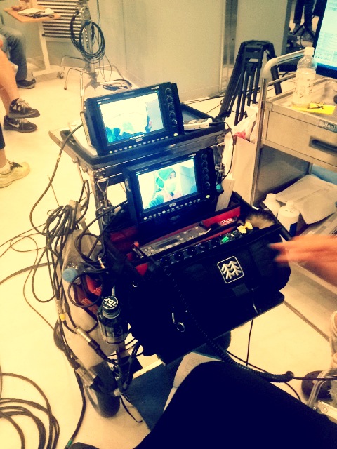 style_hunter_'s tweet photo. 여기는 골든타임 촬영장. 의학드라마 촬영이 이렇게 힘든줄이야.. 고생하는 정음이와 스텝 모두들 화이팅!!! http://t.co/waYY4iRI
