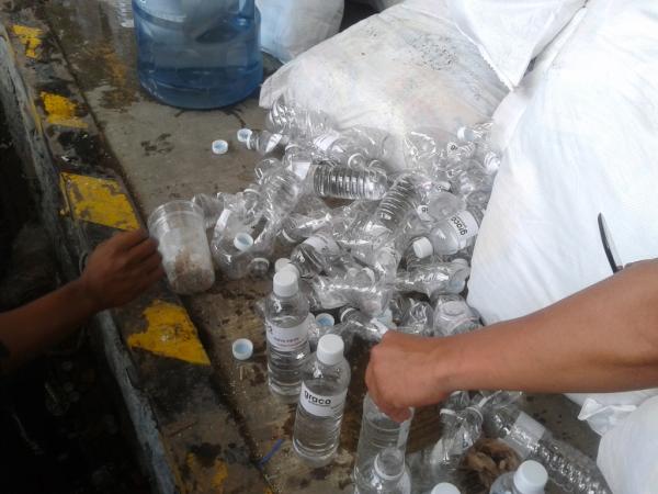 waldo_noticias's tweet photo. Las botellas de agua encontradas en bodega con despensas tienen logotipo y nombre de Graco Ramirez 10 Abril http://t.co/xU4yPfgj