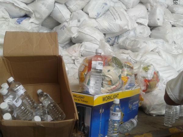 waldo_noticias's tweet photo. Estos son los paquetes que estan almacenadas en bodega de calle Ejido esq 10 de Abril #despensas #Morelos http://t.co/y6GzCrnf