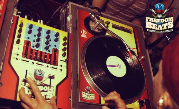 freedomofbeats's tweet photo. @freedomofbeats @DJRevolution @DJQbert @mixmats1200 @DJBONDS @dynamixif2 ----> Classic pic of Custom FOB DJ Rig!!! http://t.co/udYU63Pe