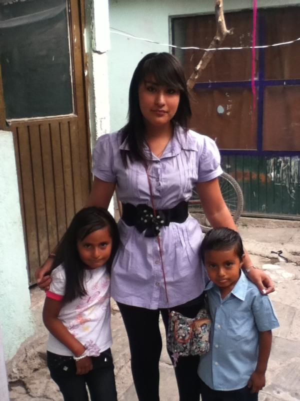 stcj's tweet photo. Mi carnala y hijos Abraham y Margarita http://t.co/ZyFEYP1Q