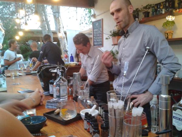 BeveragesTour's tweet photo. Francesco, Javier i Jordi fent els gintonics degustació! http://t.co/K7s5ozmP