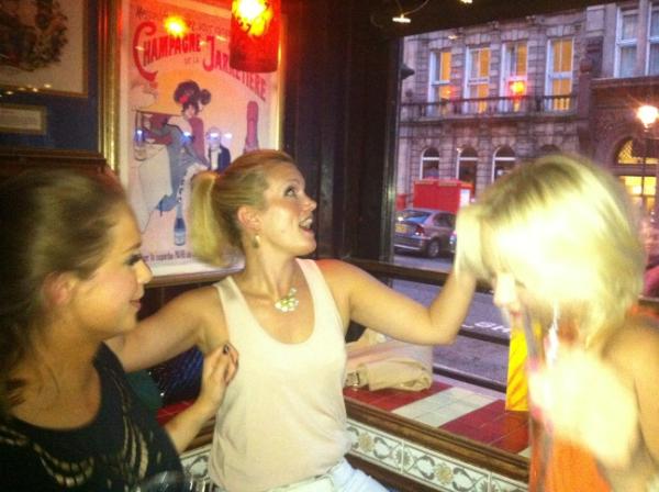 AlexRussell18's tweet photo. @RealDeal_Neal @SarahArceri @Helenstaff heyyyyyyyy macarena!!!! http://t.co/gdXfHfFw