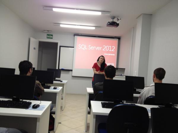 SQLCrespi's tweet image. Agora a @anapdealmeida falando sobre licenciamento #sqlserverrs #mssql #sql2012