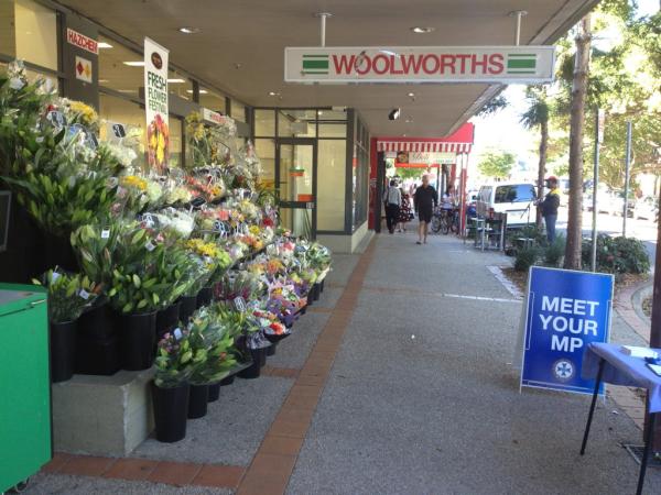 robmanis78's tweet photo. @JLudbrooke @kevindhnaram fresh floral display saturday with music and the local MP http://t.co/cSO3siYf