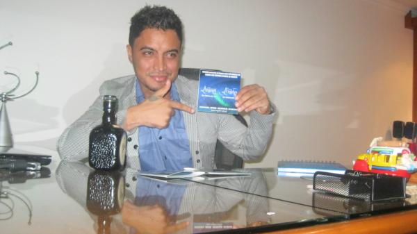 Angelesbogota's tweet photo. Jhon Alex castaño en vivo en Angelos vip http://t.co/f5ACLzpD
