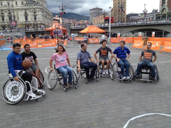 Dia del deporte de euskatel en bilbo! Partido de basket de deporte homologado, spinning, minifronton, paddle surf...