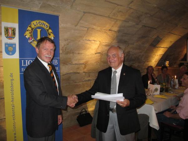 Neuer Präsident bei #Lions Club #Eckental-#Heroldsberg: Artur Momberger übernimmt das Amt von Klaus-Peter Päuser (re.)