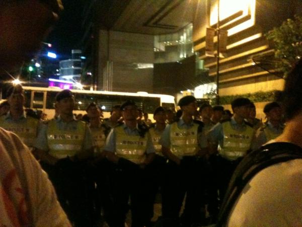 zouxingtong's tweet photo. 警察讓我們等了又等，等了又等，等了三個鐘了還是安排不了人出來接請願信，胡錦濤就有那麼怕區區十幾萬個簽名啊？ #hk71 http://t.co/yPXq1hwN