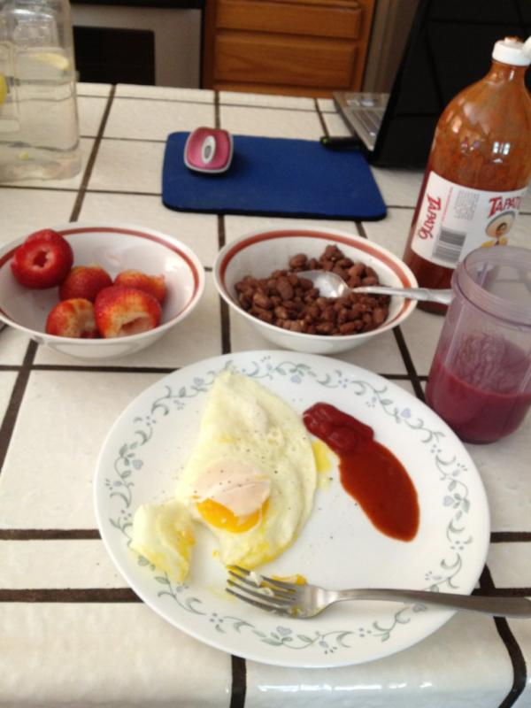 mattogus's tweet photo. Simple breakfast of peace #oguscake http://t.co/KU0gKFCN