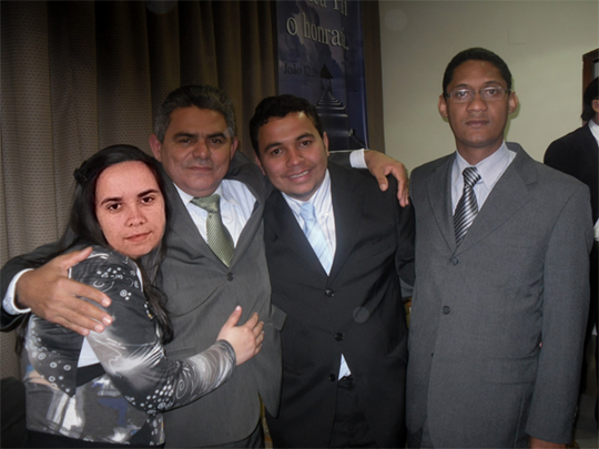 IrmaZuleide_'s tweet photo. eu e os irmãos hoje de manhã depois do culto! http://t.co/UhsoGyTd