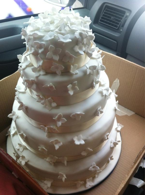 SugarmouseBaker's tweet photo. After a pretty scary drive to The Royal Institute the cake is there safe and sound!! @ri_science http://t.co/DzsWFGkp