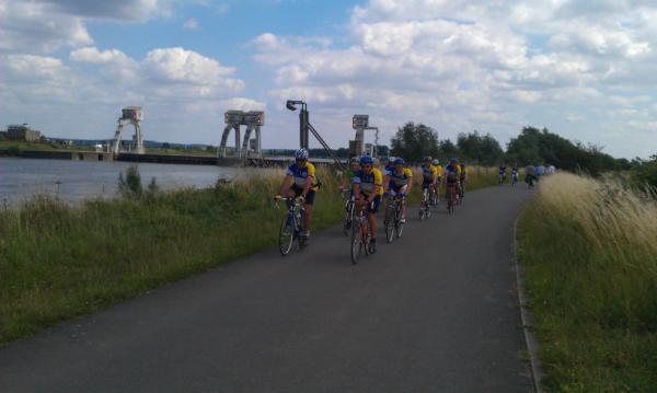 @RaboWestBetuwe: Wielerclub 't Versnellertje uit Ochten doet ook mee met #rwbfietsdag, mooi initiatief, heerlijk weer!