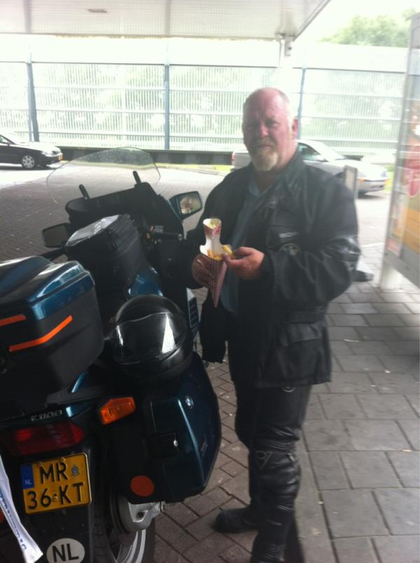 Nieuw beeld van #Shell #deli2go De Andel. Nu dagelijks en veelvuldig te zien. Lekkere puntzak Vlaamse friet