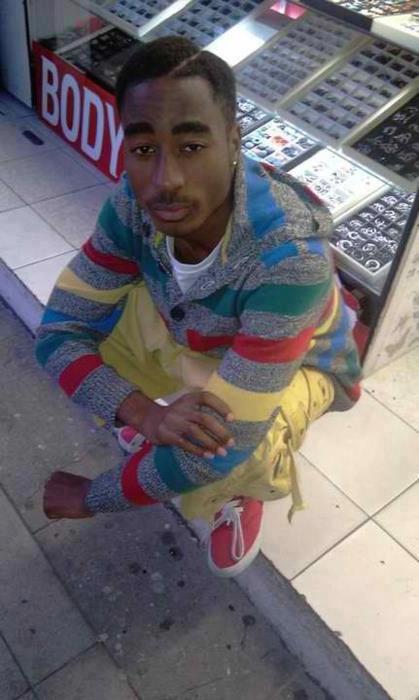 TheEpiccQuotess's tweet photo. Look everybody, Tupac's Back!....lmao http://t.co/6iGuIxbb