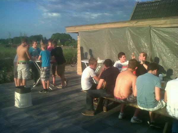 PeeskeA1's tweet photo. Top afsluiting, sfeertje in de tuin van @joris1512 @peterv1215 na een geweldig seizoen @PeeskeB1 http://t.co/zYf3T0bX