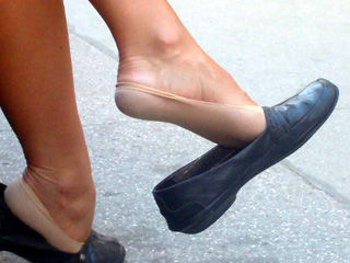 shoe_dangling's tweet photo. Found a Goddess in Sockliners and Flats **http://t.co/8DvV9fIw** Candid Dipping and Dangling. http://t.co/LIub5ydb