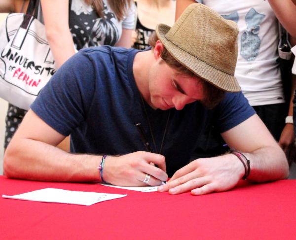 AntonellaRadano's tweet photo. @natebuzz thank you for posing for me :) #splitfans http://t.co/c7myTuda