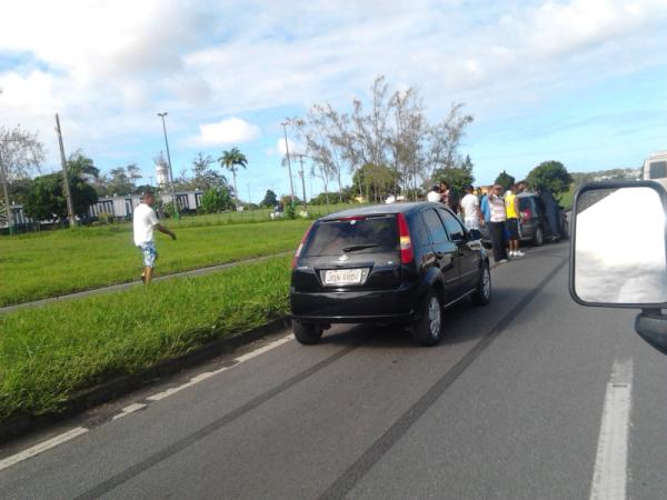 combustivelssa's tweet photo. Carro batido na Br-324, logo depois de Simões Filho, sentido Feira/Salvador. http://t.co/52DD8c7A