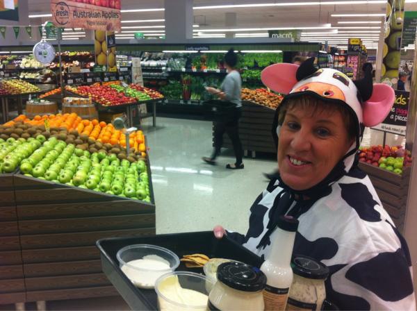 robadale's tweet photo. Lisa the cow at ulladulla 1136 http://t.co/VkUraW5P