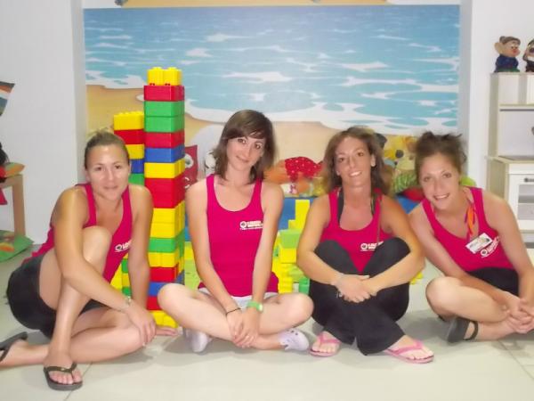 hotelBO's tweet photo. #vitadahotel Con un'animazione così ogni giorno è magico. Erika, Jessica, Maddalena, Eleonora sono loro le 4 tate! http://t.co/tJRWk3sd