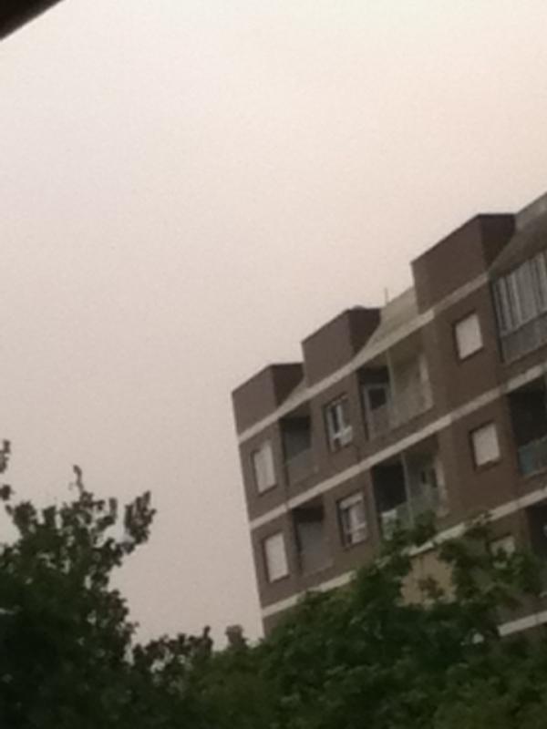 AngelAlgomas's tweet photo. el cielo sigue amarillo, dentro de poco, si esto sigue asi nos convertiremos en "Los Simpson" http://t.co/eC10G1eZ