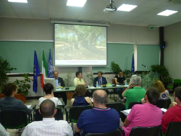 olivomilenario's tweet photo. El CIHEAM de Bari informa del viaje del Territorio Sénia allí: http://t.co/wHgMrqgR http://t.co/4z5s5WfK