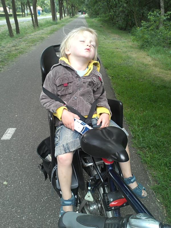RT @Edjevd Het is ook zo ontzettend moeilijk om wakker te blijven.. #fietsenmet Jappe  - ahhh wat een lieverd.
