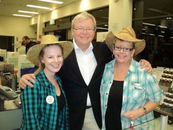 robmanis78's tweet photo. @JLudbrooke @kevindhnaram #WoolworthFreshFair @XpressWoolies Kevin Rudd enjoying his local Woolies fresh fair Bulimba http://t.co/x2Iq37AH