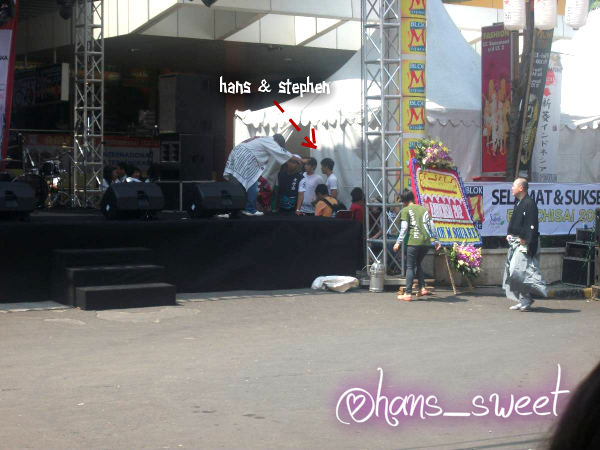 Hans_Sweet's tweet photo. @STANISLAUSHANS and @StephenPrasetya on backstage Ennichisai http://t.co/sFnUK7ai