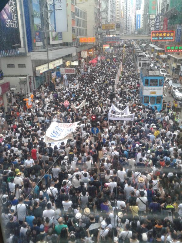 huaizhao's tweet photo. #hk71 這是在天桥看另一侧，前不头后不見尾。 http://t.co/P9CmVbjj