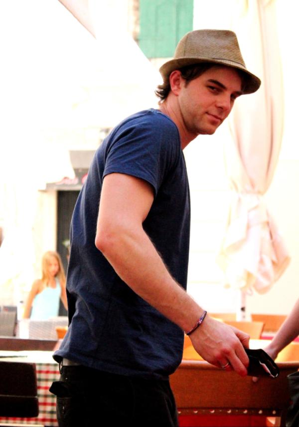 AntonellaRadano's tweet photo. @natebuzz thank you for posing for me :) #splitfans http://t.co/F2OddiPz