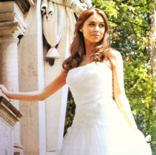 UnaHealySource's tweet photo. Una luciendo perfecta (como siempre) en el día de su boda. http://t.co/ovh5JpPz