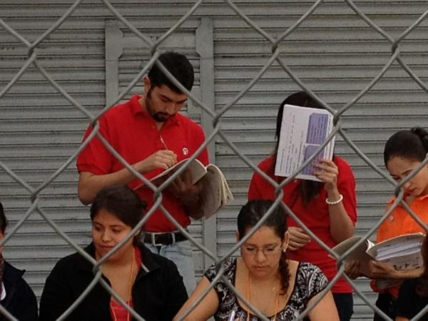 OdethOrtega's tweet photo. Bultos cerca de las casillas, se les pide los retiren y se oponen, me regañan al tomar la foto y cubren su rostro http://t.co/bmNQzreB