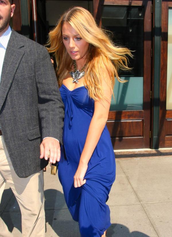 TuttoSuGG's tweet photo. Blake mentre lascia l'hotel in New York City - 29 giugno http://t.co/H352VVvj