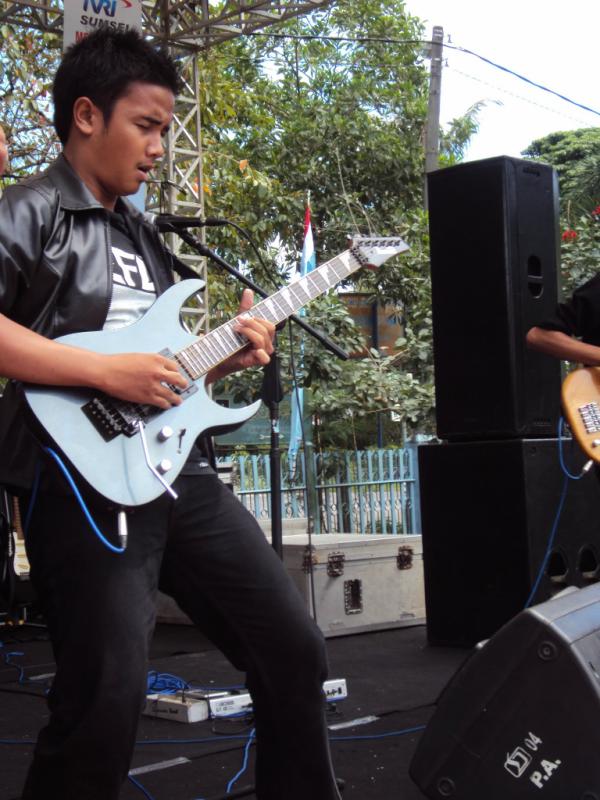 MTROfficial's tweet photo. wohhoo this is our guitarist too :) @IndraRSaputra http://t.co/U9z50T1c