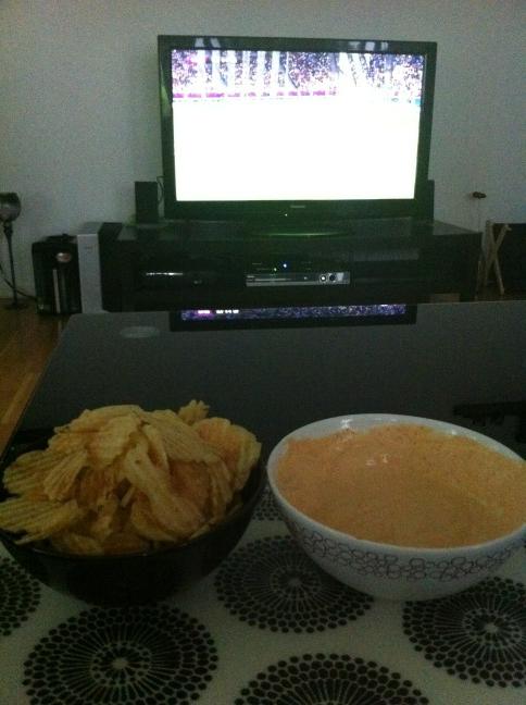 annaSLjohansson's tweet photo. Chips, dipp och fotboll med @alpetersson http://t.co/Af6z6V7k