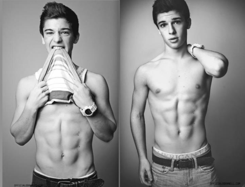 Sixpack_Boys's tweet photo. Links of Rechts? #hotboy http://t.co/4uCoRohv
