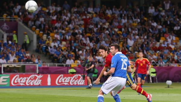 Euro2012_News's tweet photo. #Евро2012  Половина второго тайма  позади! Счет 2-0! Испания ведет достойно! Испанцы  уже никуда не торопятся! http://t.co/WSf8ZlXh