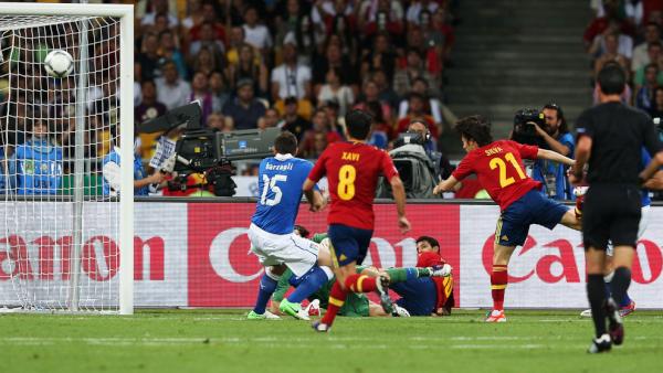 Euro2012_News's tweet photo. #Евро2012 Испания-Италия- 4-0! Скорее бы это закончилось...избиение  младенцев:( Грустно! http://t.co/QBdwncC8