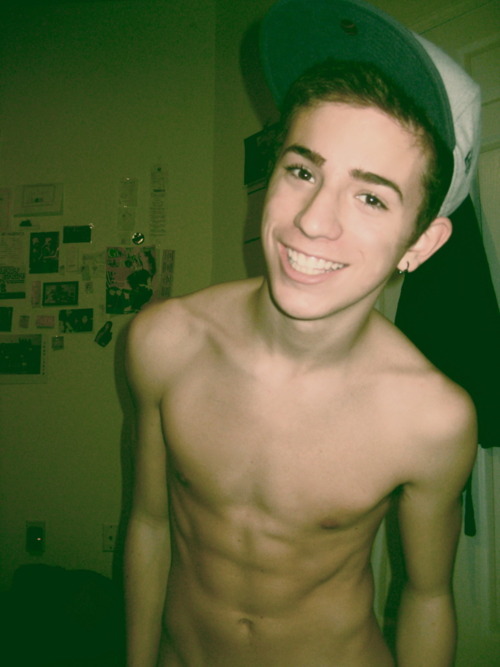 Sixpack_Boys's tweet photo. Smile :D http://t.co/YvTuqRhC