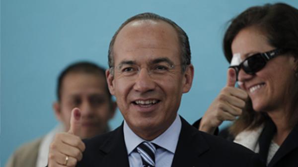 MexOpina's tweet photo. .@FelipeCalderon se presenta a emitir su voto acompañado de Margarita Zavala y sus hijos (Foto. Notimex) ¿Ya votaste? http://t.co/WMyc5zDz