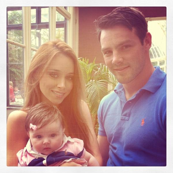 UnaHealySource's tweet photo. Preciosa foto subida por @UnaTheSats al instagram, la familia Foden. http://t.co/SpDth1X1