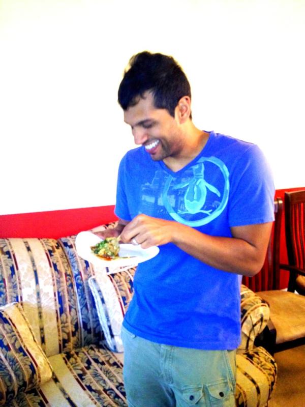 aartimehta's tweet image. #firsttweet #welcometo2012 @niravLIVE19 I dont always eat samosa but when I do I prefer to stand. Stay desi my friend