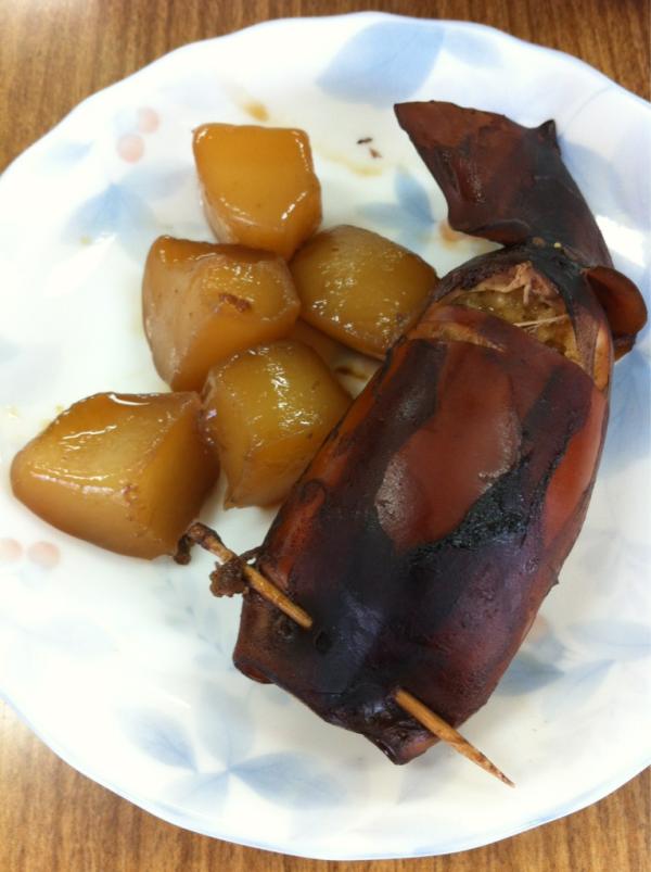 kouhou73's tweet photo. 本日はわくわくうさぎ団の皆さんと庄内浜文化伝道師協会が協力して料理教室を行っています。
イカ飯完成!! http://t.co/4sgtlxaZ