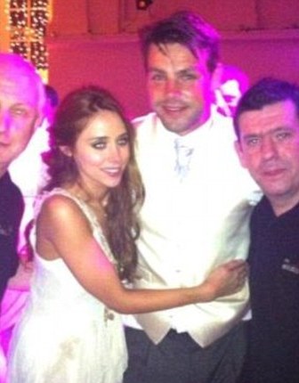 spin1038's tweet photo. First pic of Una Healy and Ben Foden at their wedding! #buna #mrsbenfoden http://t.co/YXVMhN2I