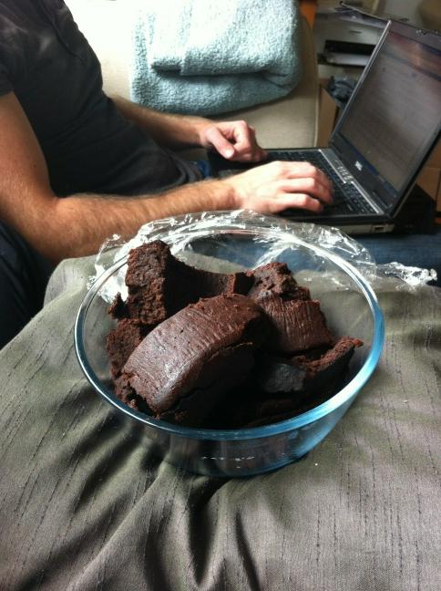 SugarmouseBaker's tweet photo. Perks of the job, leftover wedding cake!!! #fatty http://t.co/vxuqtJdW